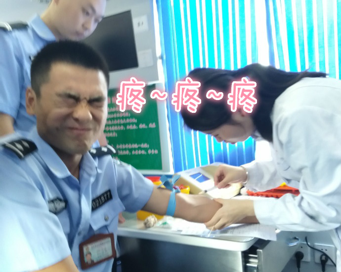 疼skr人！警察在移動獻血車上的表情包亮了