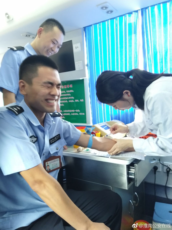 疼skr人！警察在移動獻血車上的表情包亮了