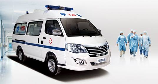 命懸一線牽動人心，救護車臨危不亂治病救人_