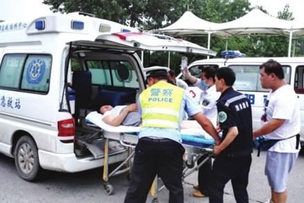 命懸一線牽動人心，救護車臨危不亂治病救人_